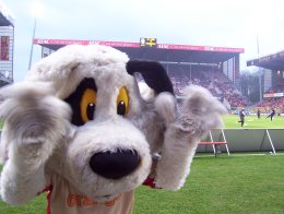 la mascotte devant la delacourt